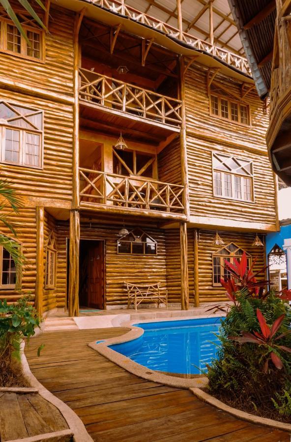 Hostal Poseidon Puerto Cayo Exterior photo